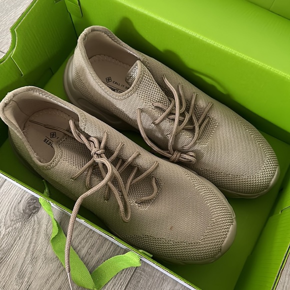 BNIB men’s sneakers - Picture 3 of 6